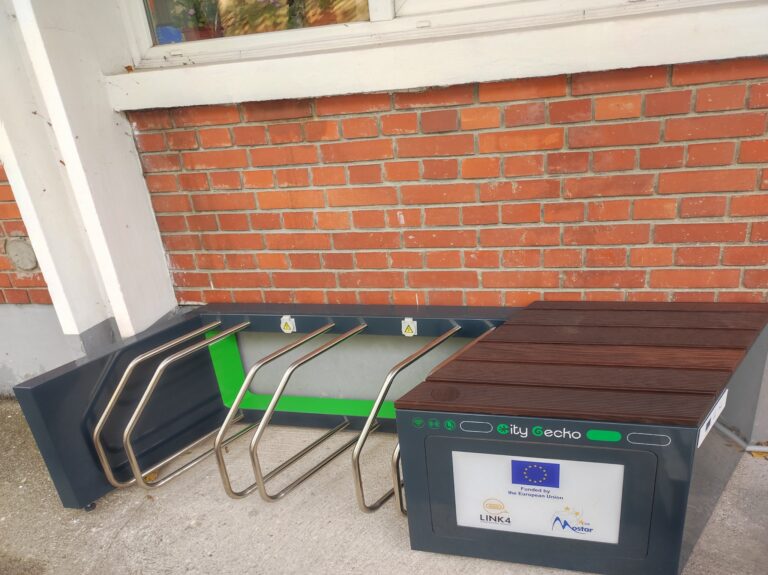 Postavljena pametna klupa