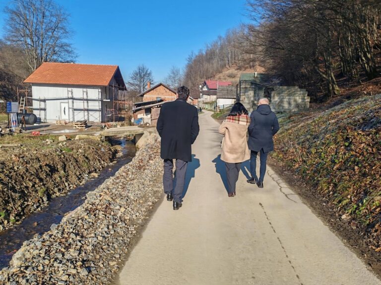 Обилазак радова на кући породице Вукота у насељу Рога