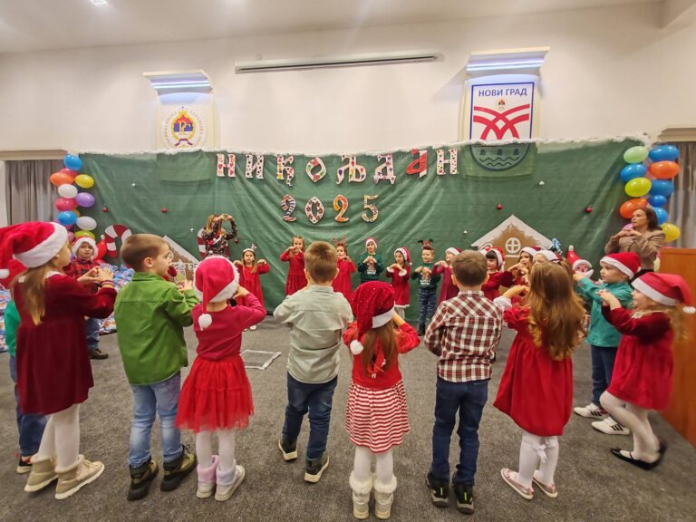 Никољданска приредба поводом Дана и крсне славе Дјечијег вртића „Пчелица Маја“
